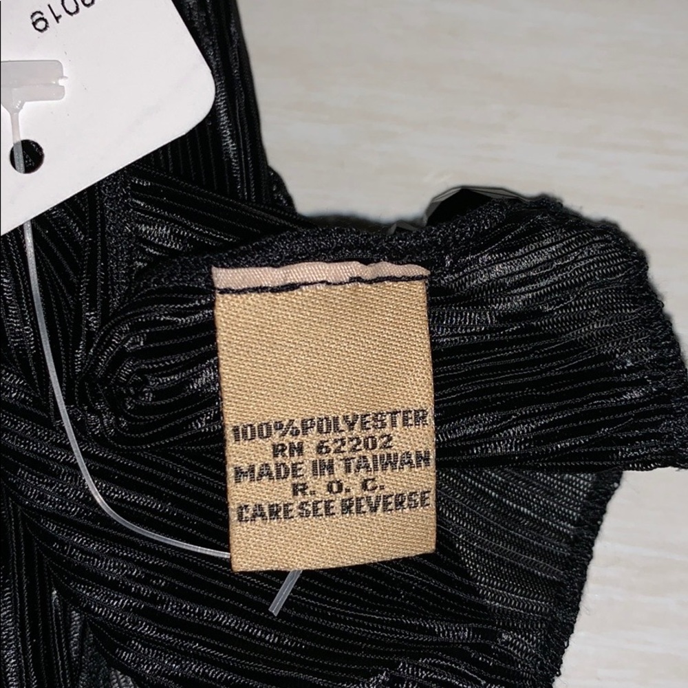 Pleated black scarf by Raphael - Picture 6 of 6